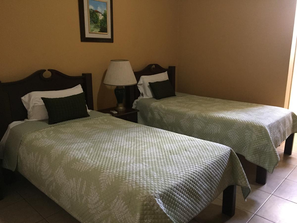Hotel Casa De Espana La Ceiba Bagian luar foto