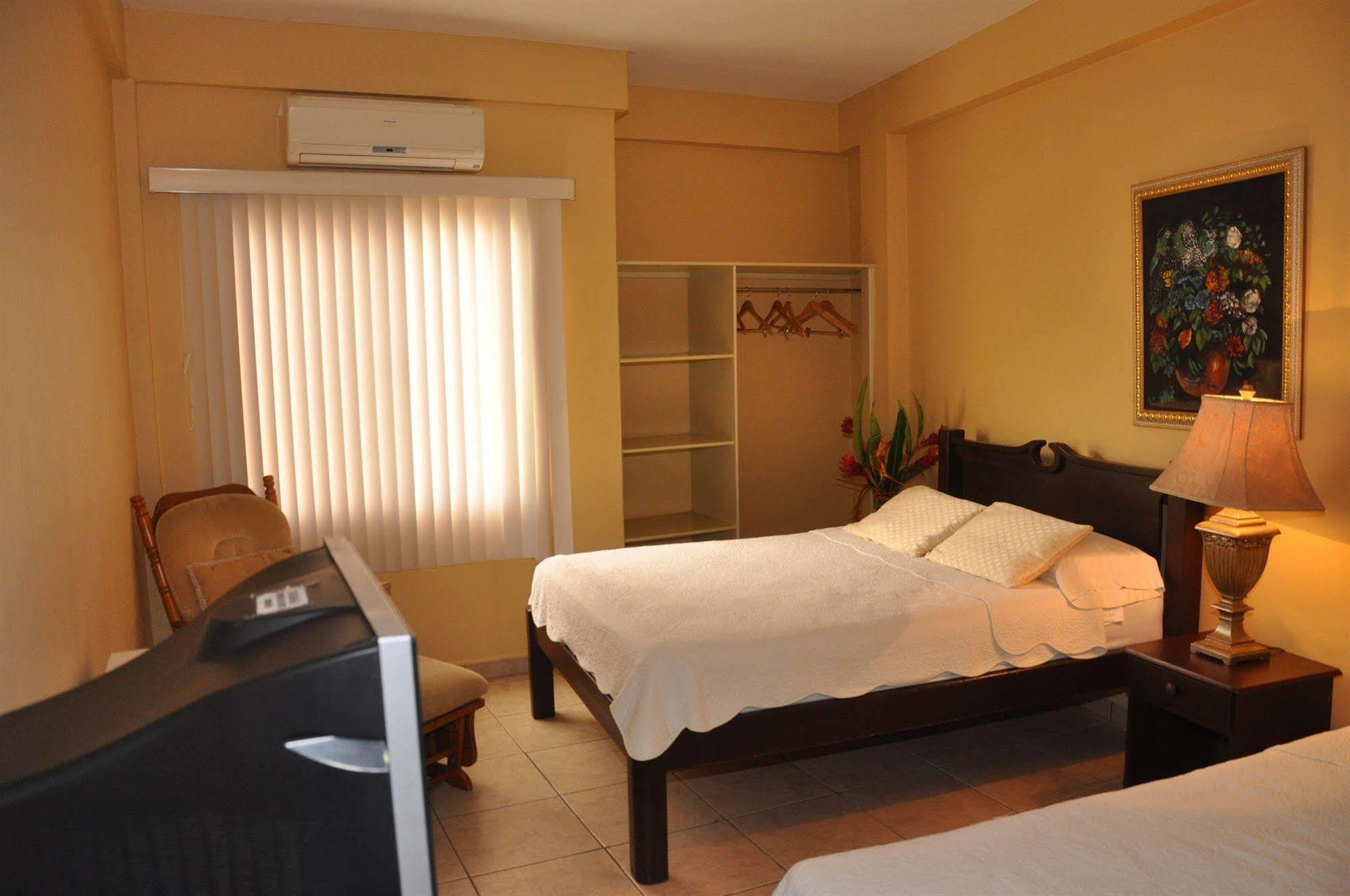 Hotel Casa De Espana La Ceiba Bagian luar foto