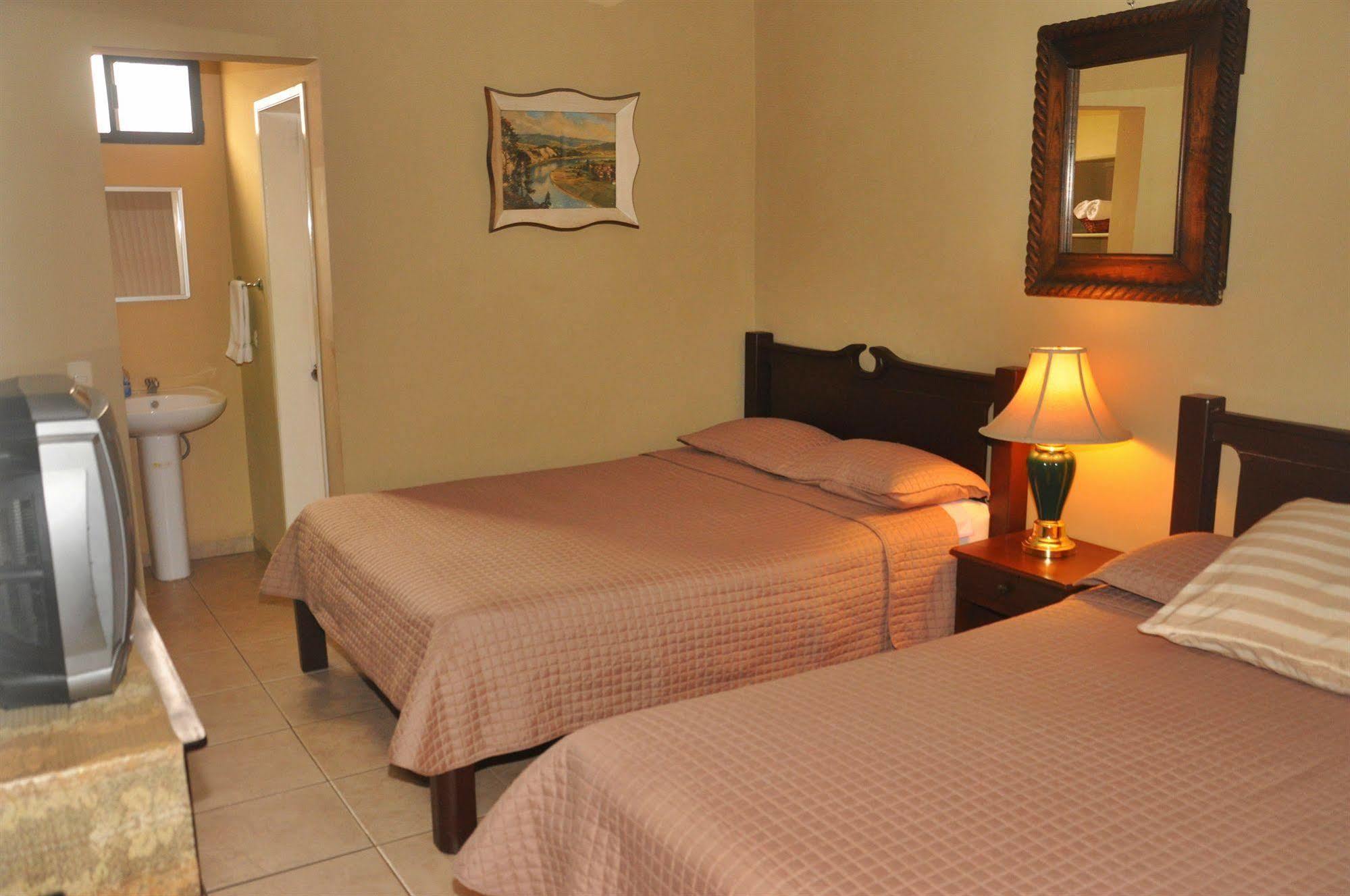 Hotel Casa De Espana La Ceiba Bagian luar foto
